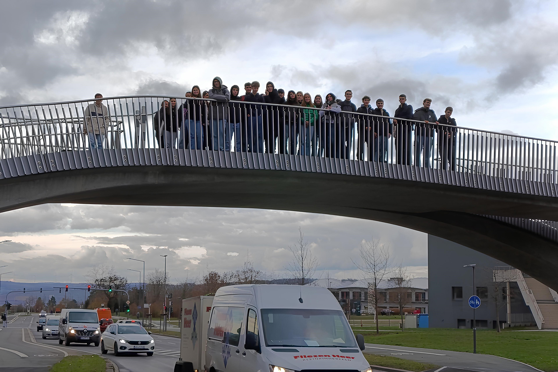 Gruppenfoto vom W-Seminar auf einer Brücke beim Universitätsgelände