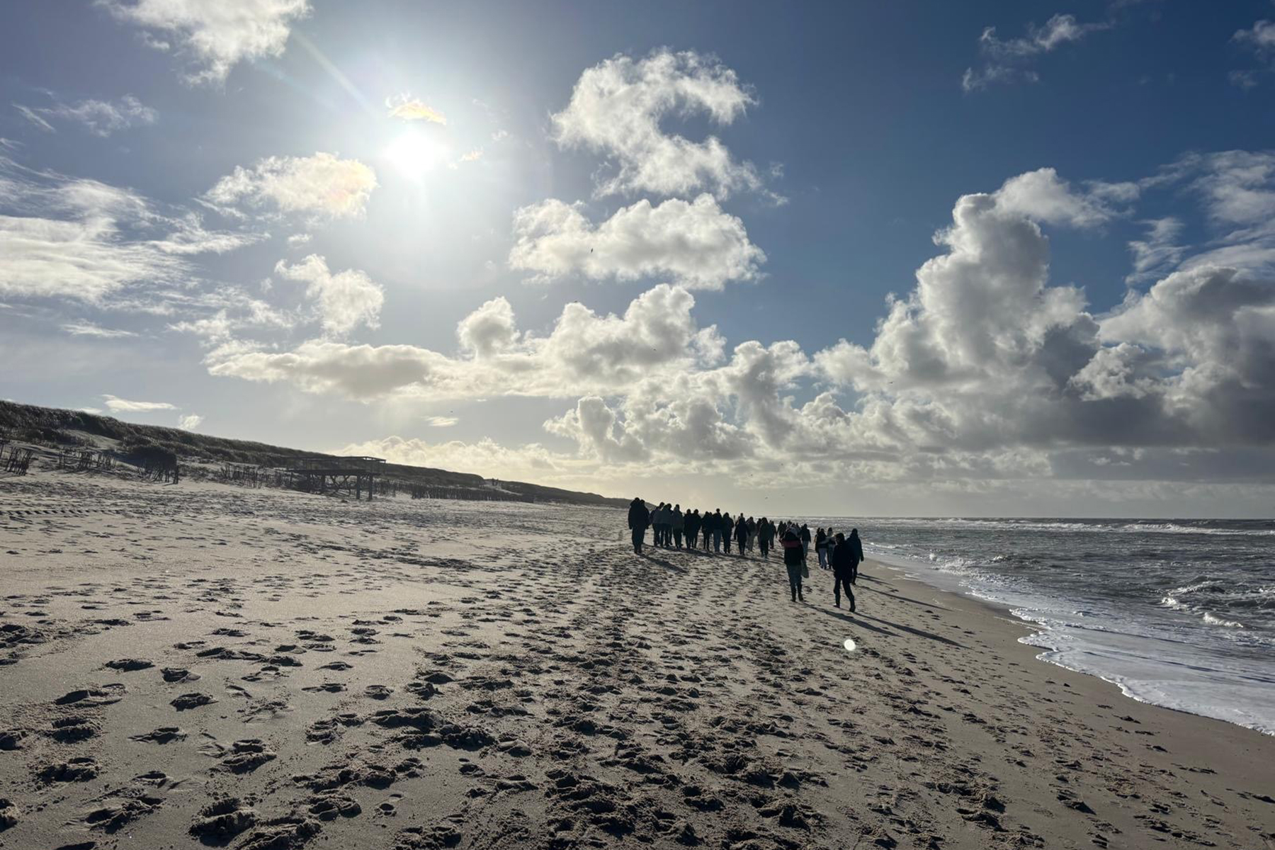 Bei tollem Wetter am Strand: die 8. Klassen bei der Sylt-Fahrt