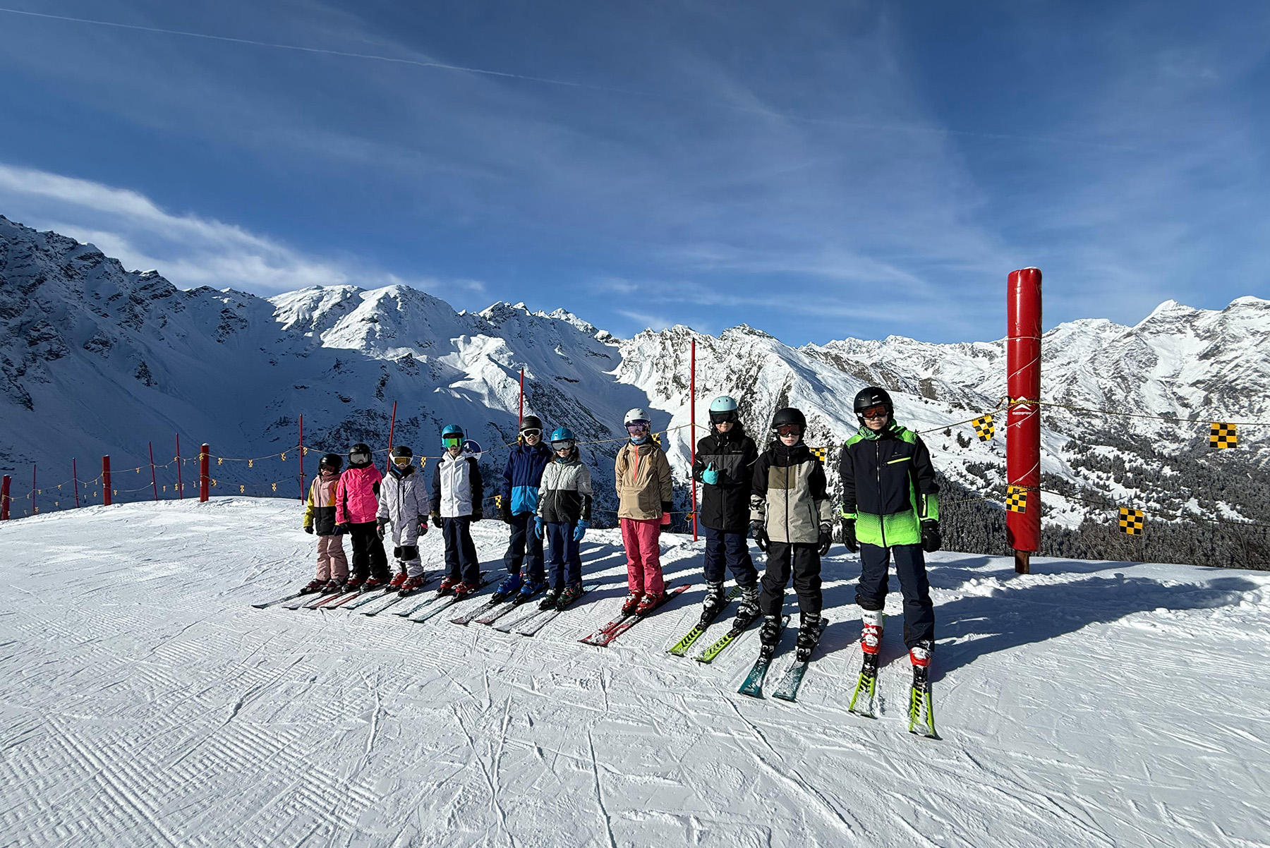 Gruppe von Schülern auf der Skipiste
