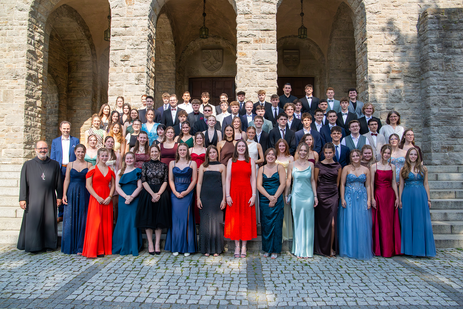 Gruppenfoto der Abiturientinnen und Abiturienten des EGM mit Abt, Schulleiter und Oberstufenkoordinatorin