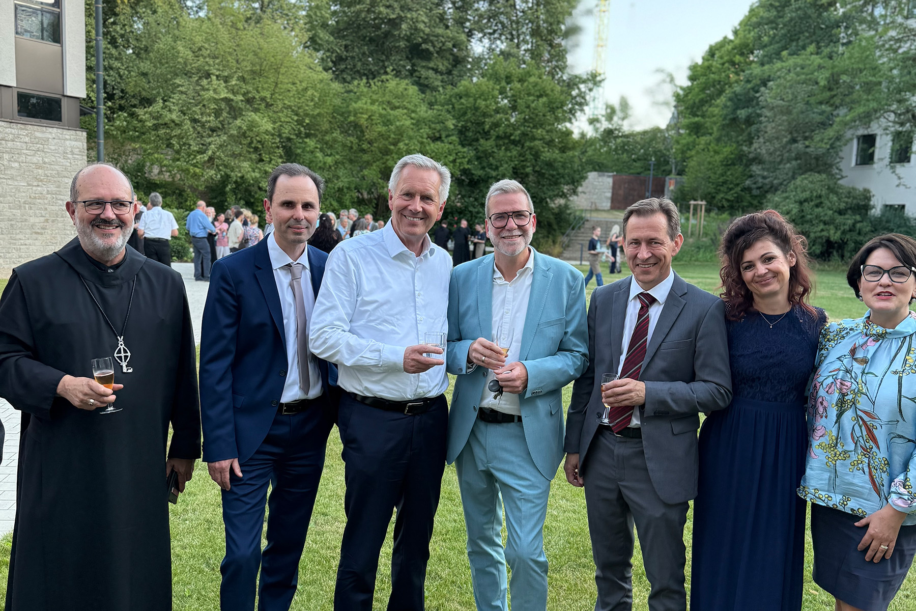 Gruppenfoto mit Alt-Bundespräsident Wulff auf dem Schulgelände