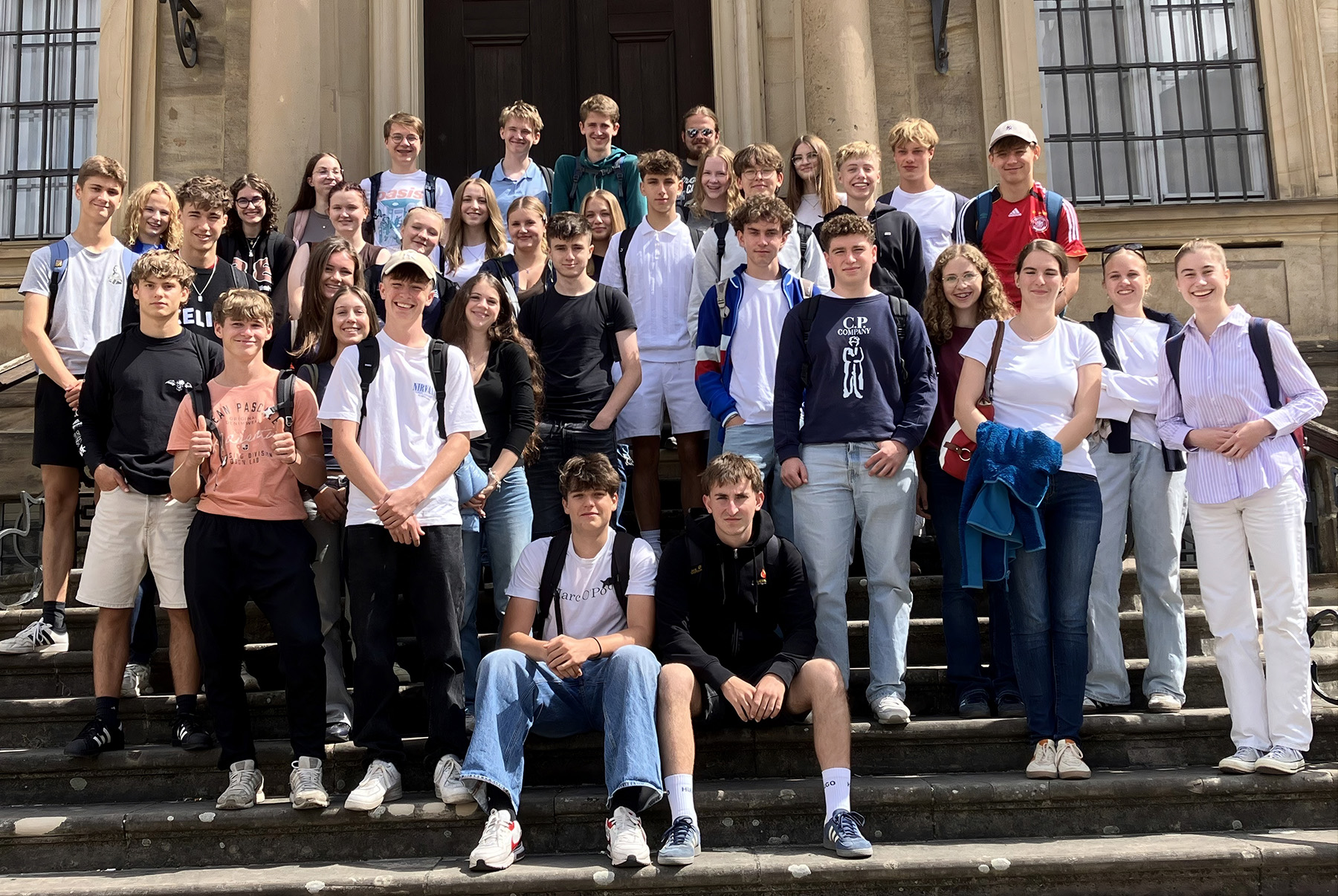 Gruppenbild von Schülerinnen und Schülern auf einer Treppe