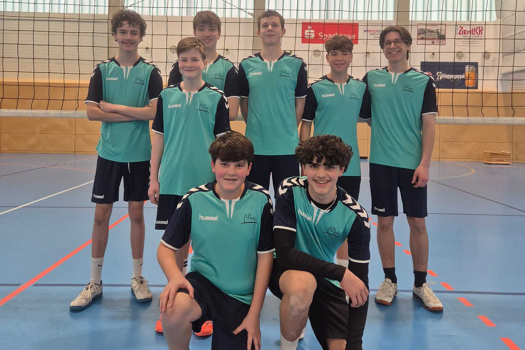 Gruppenfoto der Jungen-III-Volleyball-Mannschaft