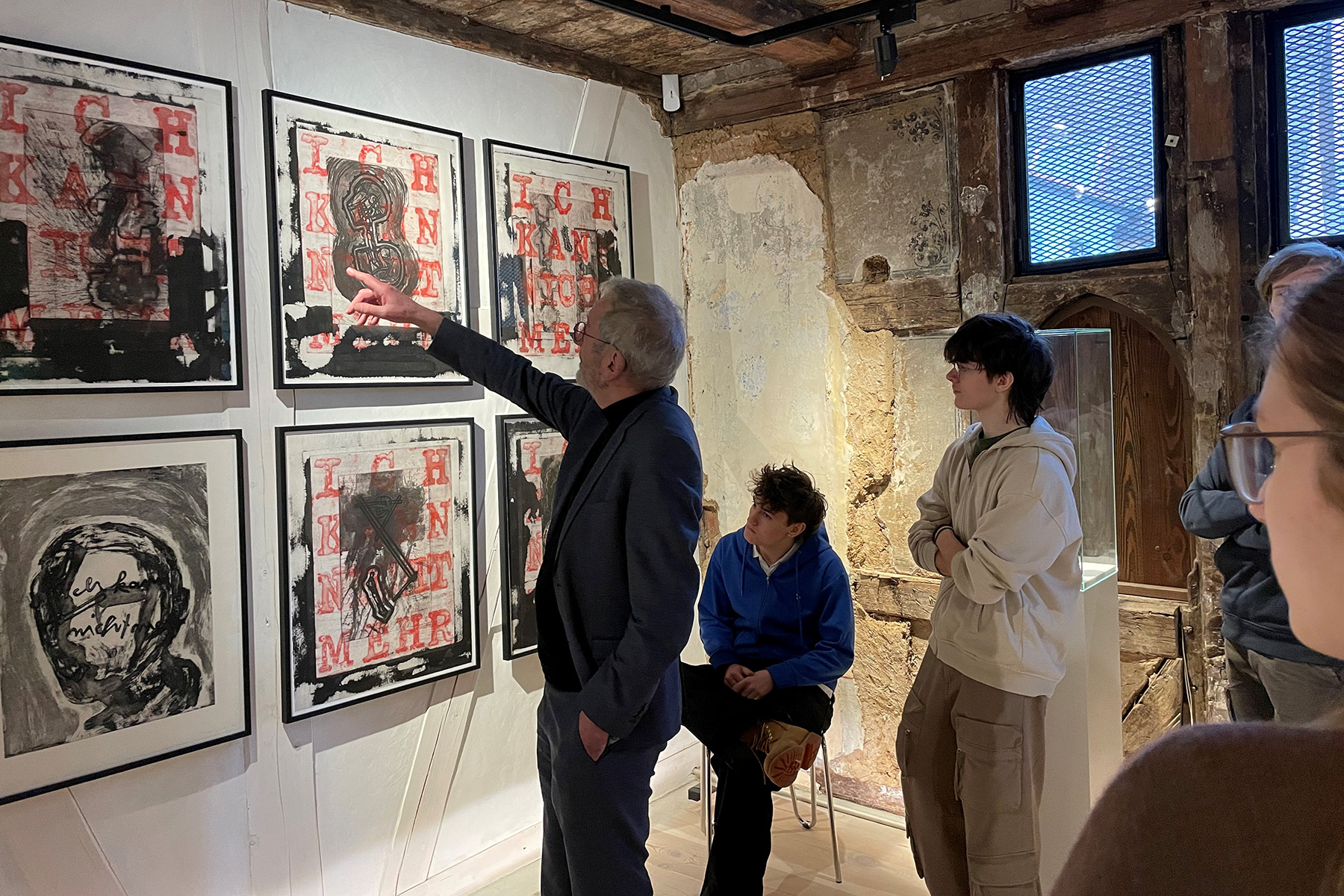 Ein Museumsmitarbeiter erklärt Schülern ein Bild