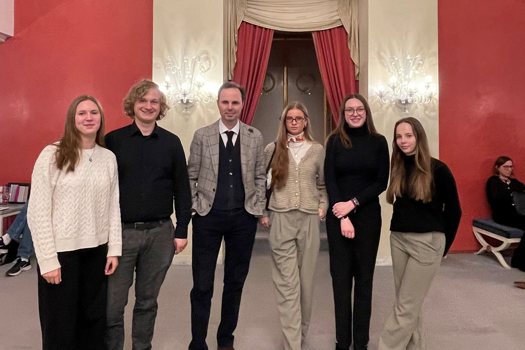 Schülerinnen und Schüler mit Schulleitung bei der Kursfahrt