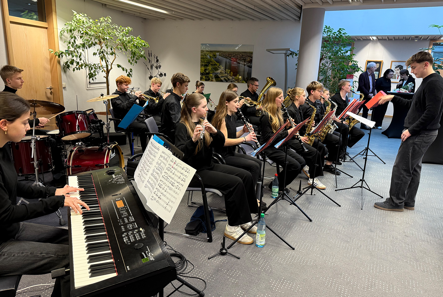 Musikerinnen und Musiker der Big Band mit ihren Instrumenten