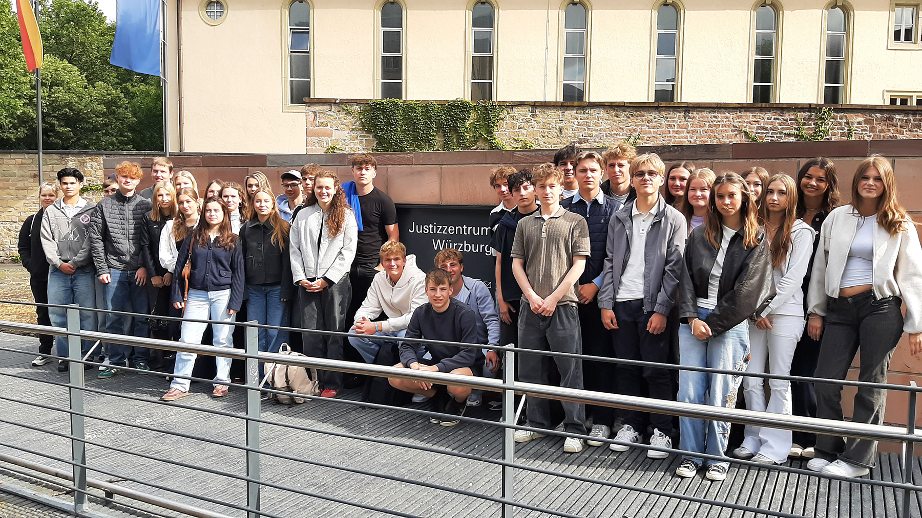 Gruppenfoto von Schülerinnen und Schülern vor dem Gebäude des Justizzentrums in Würzburg