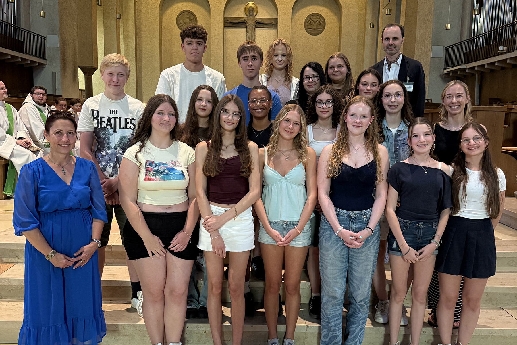 Gruppenfoto mit der Theatergruppe sowie Lehrerin und Schulleiter in der Abteikirche
