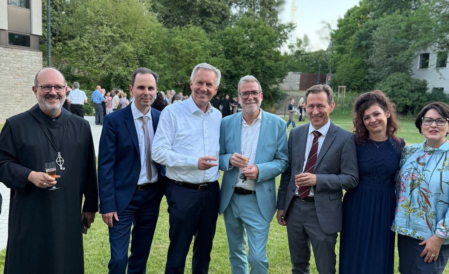 Gruppenfoto mit Alt-Bundespräsident Wulff auf dem Schulgelände