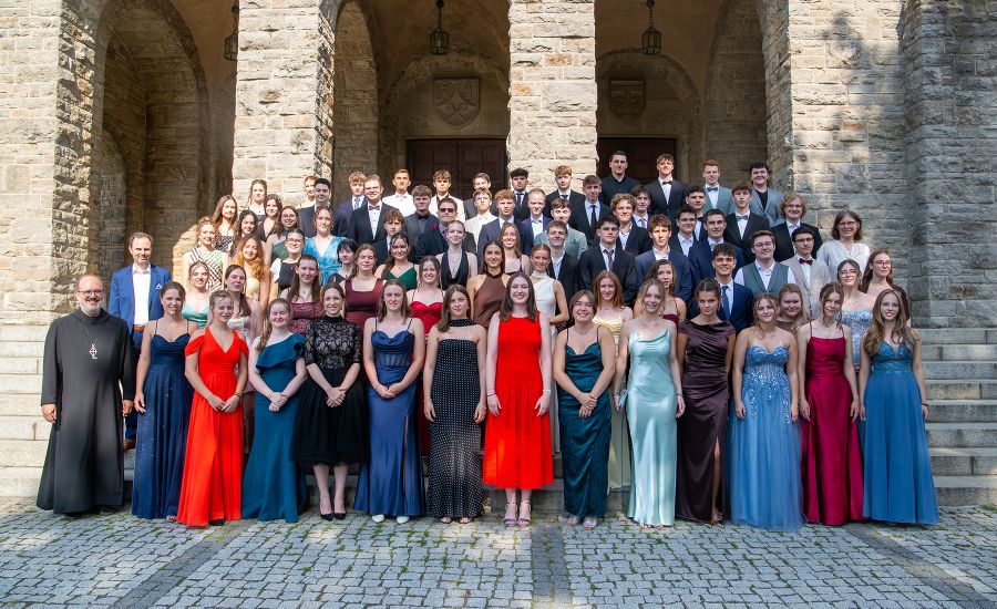 Gruppenfoto der Abiturientinnen und Abiturienten des EGM mit Abt, Schulleiter und Oberstufenkoordinatorin