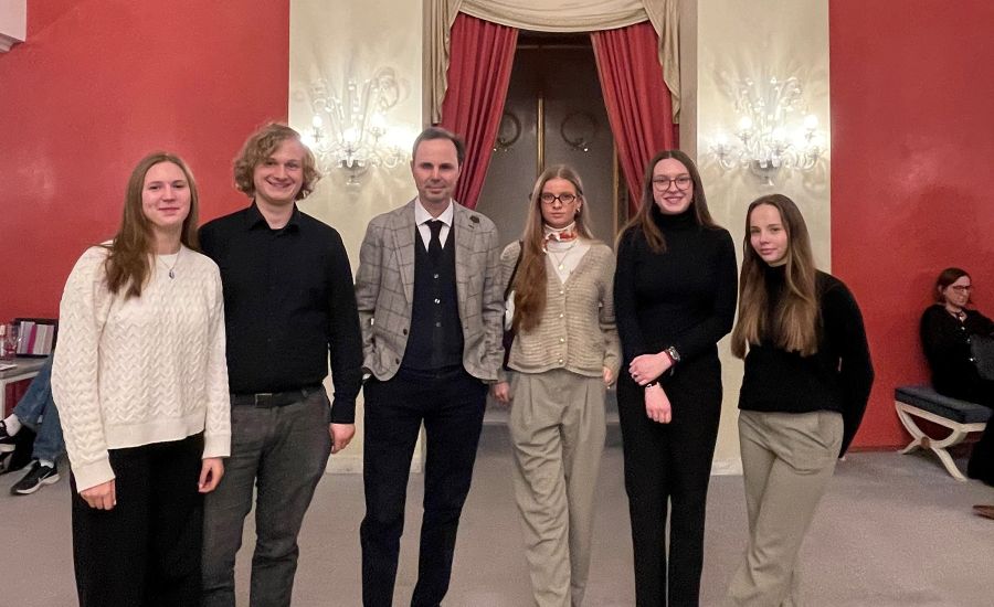 Schülerinnen und Schüler mit Schulleitung bei der Kursfahrt