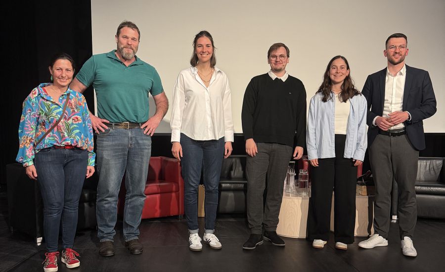 Gruppefoto der Teilnehmerinnen und Teilnehmer der Podiumsdiskussion auf der Bühne