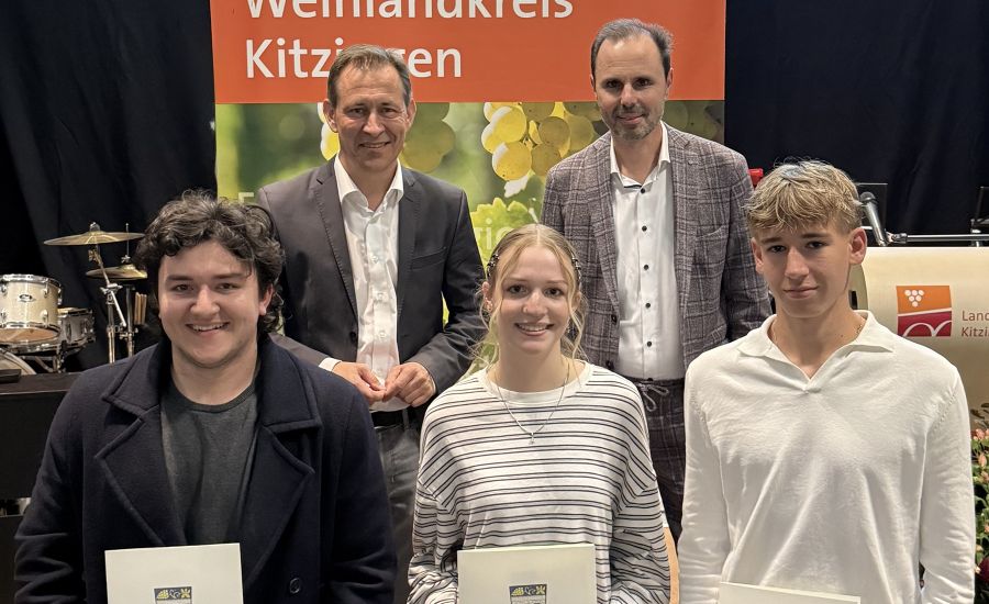Die drei Schulabsolventen mit Schulleiter und Dr. Klos